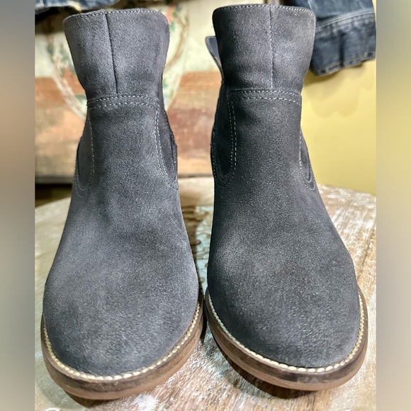 EUC Blondo “Irving” Waterproof Gray Suede Wedge Heeled Ankle Boots. Size 7 - Picture 6 of 14